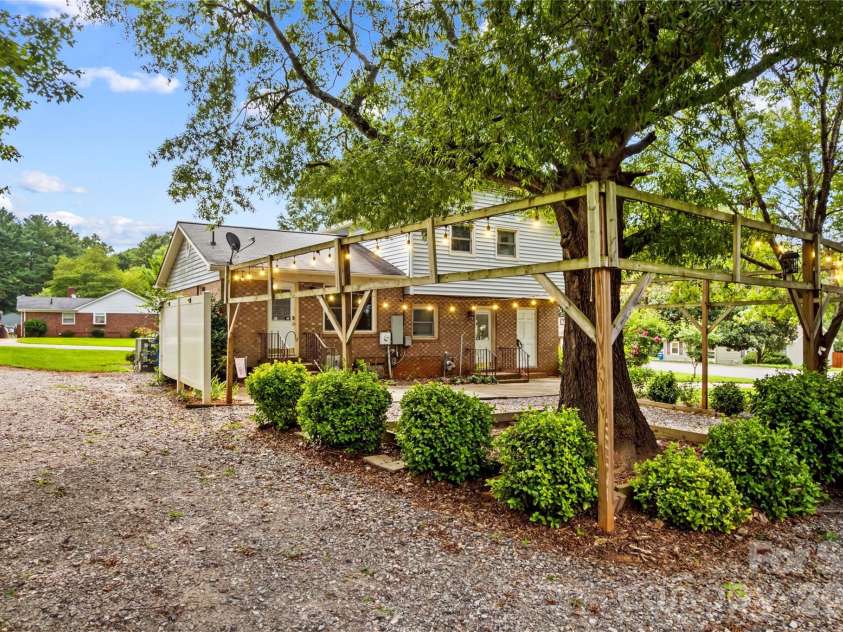 603 Colonial Drive, Statesville, NC 28625.  MLS# CAR4408153, YatesRealty ID 42215. 
