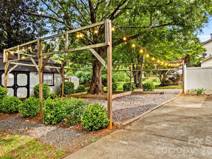 603 Colonial Drive, Statesville, NC 28625.  MLS# CAR4408153, YatesRealty ID 42215. 