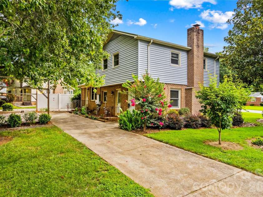 603 Colonial Drive, Statesville, NC 28625.  MLS# CAR4408153, YatesRealty ID 42215. 