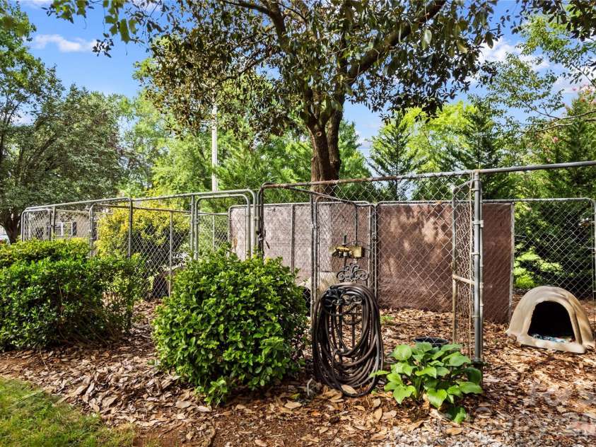 603 Colonial Drive, Statesville, NC 28625.  MLS# CAR4408153, YatesRealty ID 42215. 