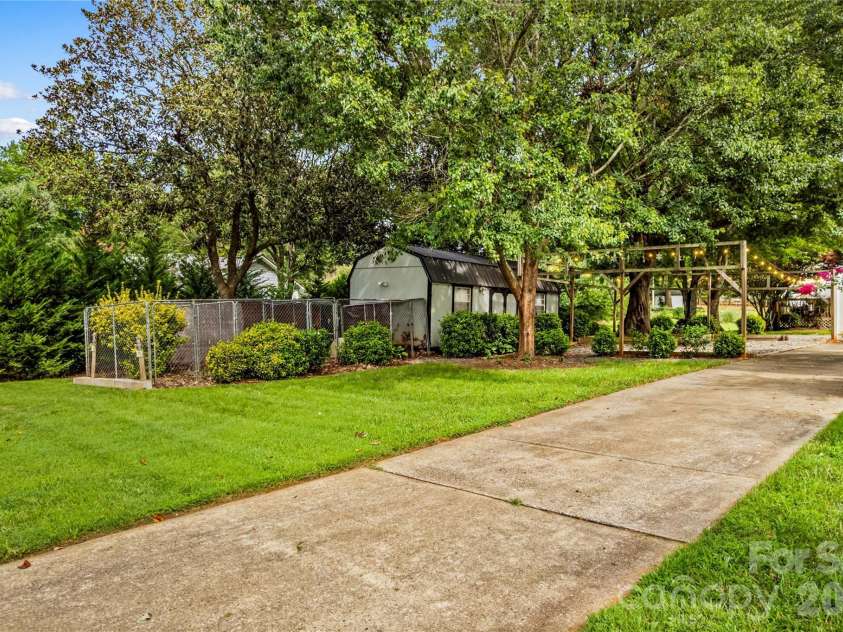 603 Colonial Drive, Statesville, NC 28625.  MLS# CAR4408153, YatesRealty ID 42215. 