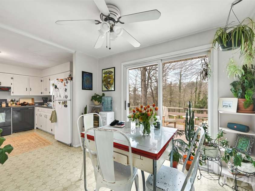 297 White Pine Drive, Asheville, NC 28805.  MLS# CAR4359261, YatesRealty ID 42218. Dining area