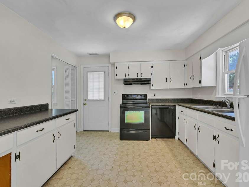 297 White Pine Drive, Asheville, NC 28805.  MLS# CAR4359261, YatesRealty ID 42218. Kitchen