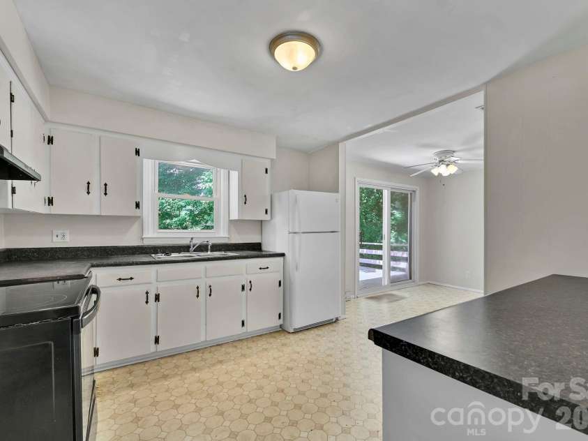 297 White Pine Drive, Asheville, NC 28805.  MLS# CAR4359261, YatesRealty ID 42218. Kitchen