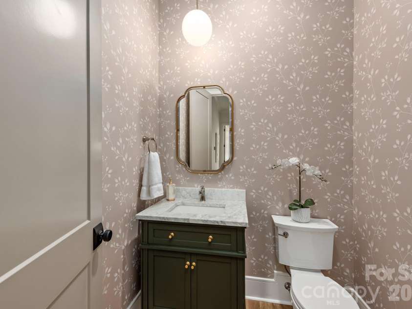 4409 Castleton Road, Charlotte, NC 28211.  MLS# CAR4394989, YatesRealty ID 42221. First floor powder room