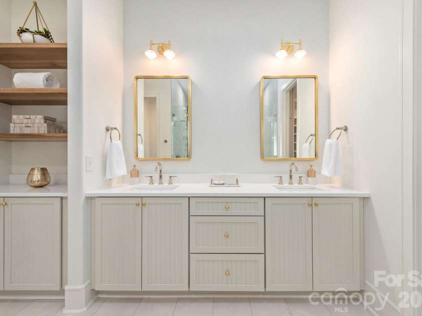 4409 Castleton Road, Charlotte, NC 28211.  MLS# CAR4394989, YatesRealty ID 42221. First floor primary suite