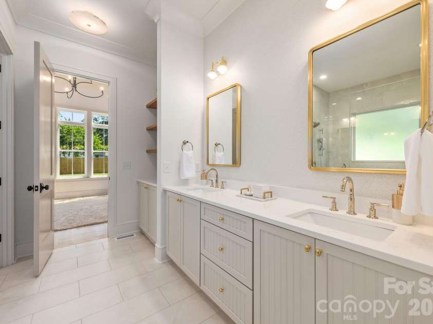 4409 Castleton Road, Charlotte, NC 28211.  MLS# CAR4394989, YatesRealty ID 42221. First floor primary suite