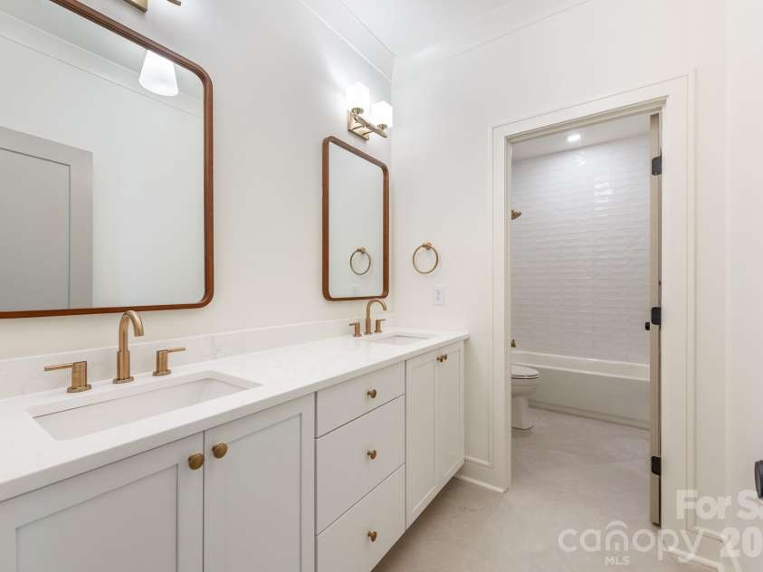 4409 Castleton Road, Charlotte, NC 28211.  MLS# CAR4394989, YatesRealty ID 42221. Upper full bathroom