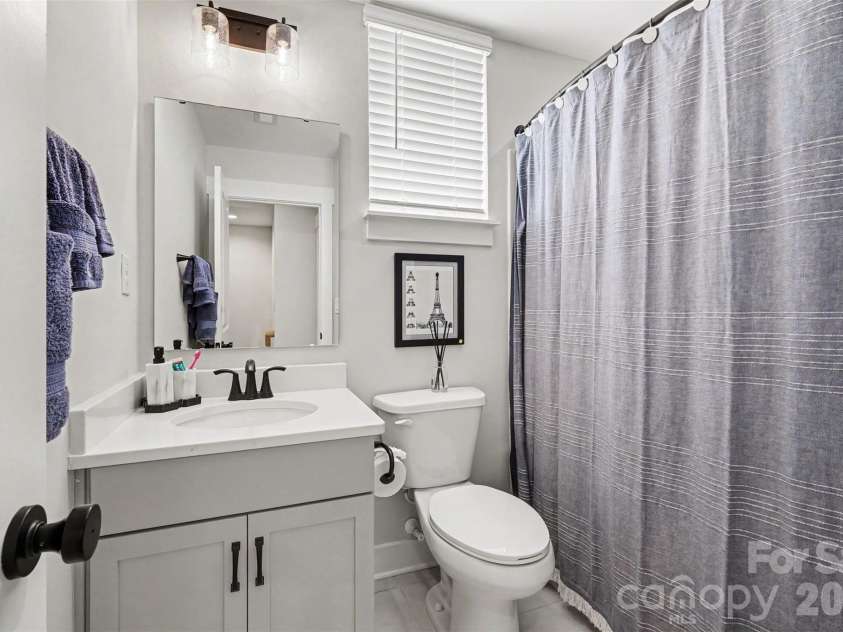 1607 Polk Street, Charlotte, NC 28206.  MLS# CAR4404175, YatesRealty ID 42227. Third Floor Full Bathroom