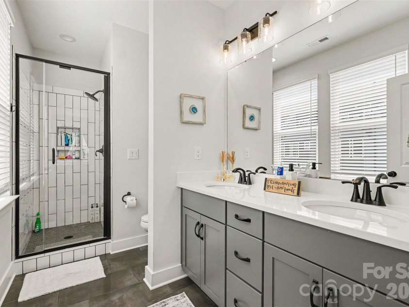 1607 Polk Street, Charlotte, NC 28206.  MLS# CAR4404175, YatesRealty ID 42227. Third Floor Primary En-Suite Bathroom
