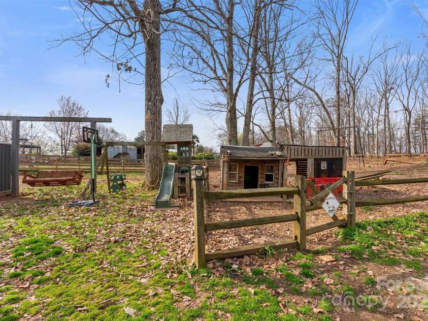 822 Bethlehem Road, Kings Mountain, NC 28086.  MLS# CAR4232723, YatesRealty ID 4223. Chicken coop