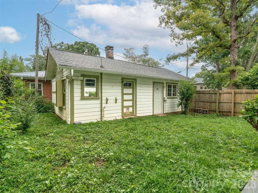 111-113 Stewart Street, Hendersonville, NC 28792.  MLS# CAR4410285, YatesRealty ID 42230. Workshop/Storage & Studio Apartment