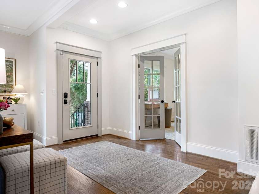 207 Towill Place, Charlotte, NC 28211.  MLS# CAR4411072, YatesRealty ID 42232. Entryway