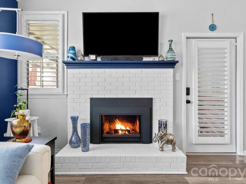 19940 Oak Leaf Circle, Cornelius, NC 28031.  MLS# CAR4410513, YatesRealty ID 42233. Beautifully updated gas fireplace with remote