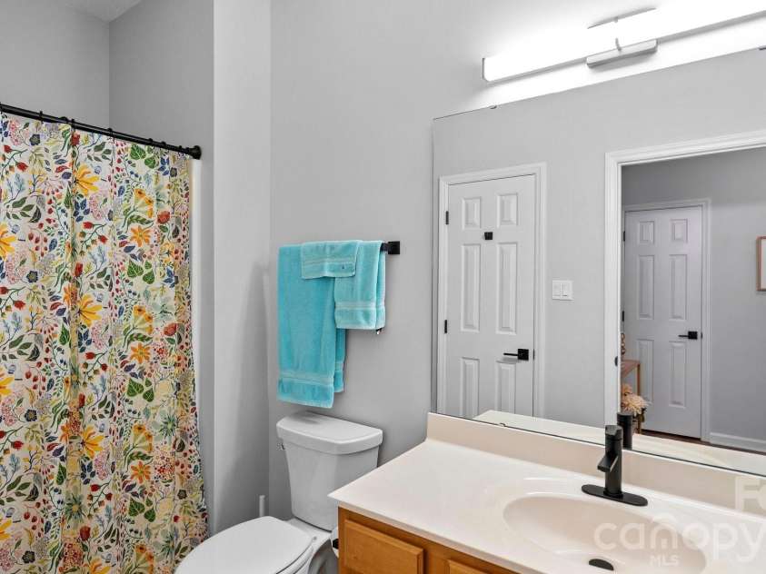 19940 Oak Leaf Circle, Cornelius, NC 28031.  MLS# CAR4410513, YatesRealty ID 42233. Full bathroom