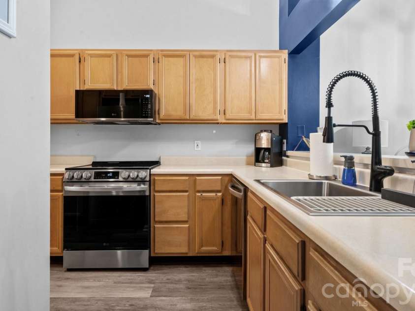 19940 Oak Leaf Circle, Cornelius, NC 28031.  MLS# CAR4410513, YatesRealty ID 42233. Lots of counter and cabinet space