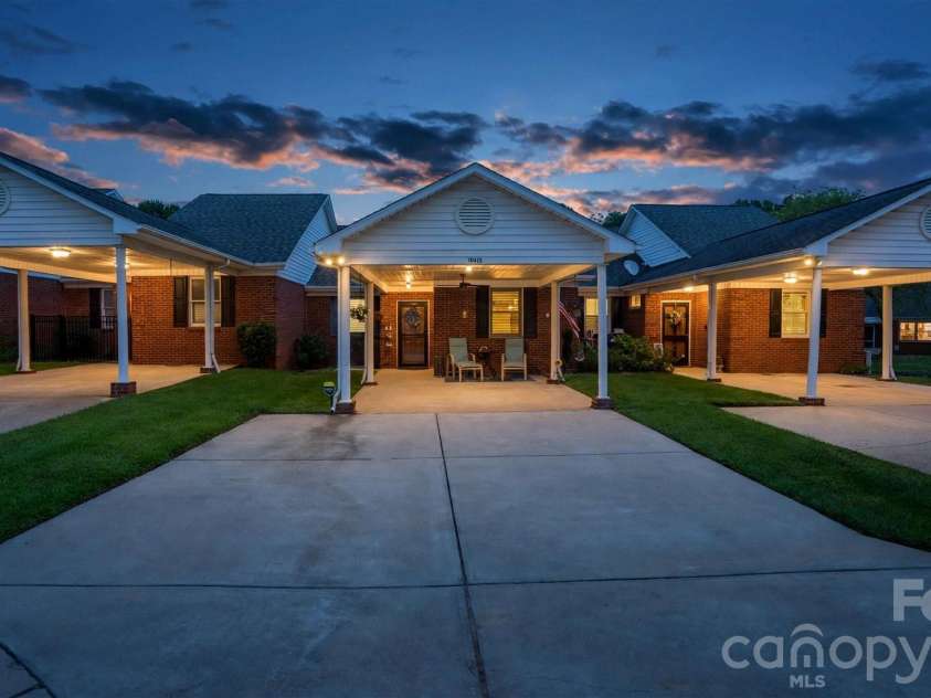19940 Oak Leaf Circle, Cornelius, NC 28031.  MLS# CAR4410513, YatesRealty ID 42233. Peaceful and quiet yet still convenient to shopping, dining, hospitals