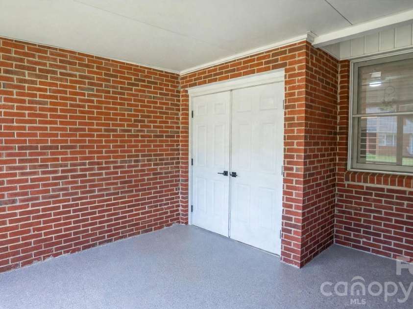 19940 Oak Leaf Circle, Cornelius, NC 28031.  MLS# CAR4410513, YatesRealty ID 42233. Virtually unstaged