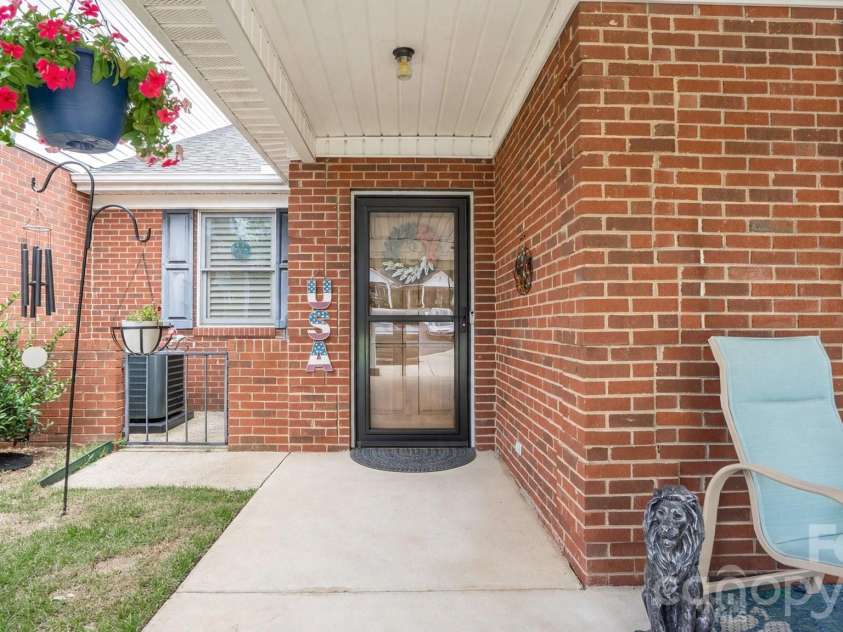 19940 Oak Leaf Circle, Cornelius, NC 28031.  MLS# CAR4410513, YatesRealty ID 42233. Welcome home!