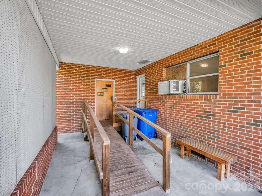 520 Pisgah Drive, Brevard, NC 28712.  MLS# CAR4410496, YatesRealty ID 42235. 