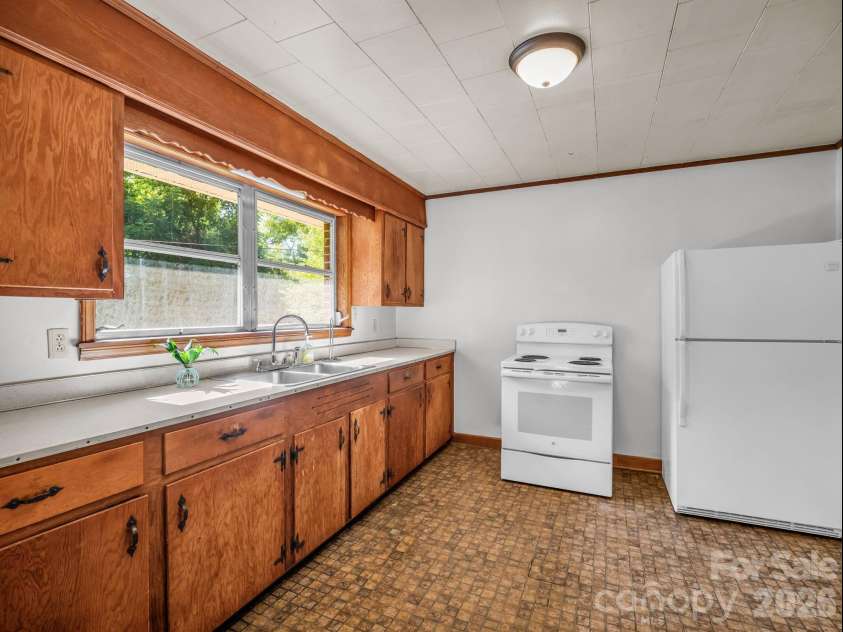 520 Pisgah Drive, Brevard, NC 28712.  MLS# CAR4410496, YatesRealty ID 42235. 