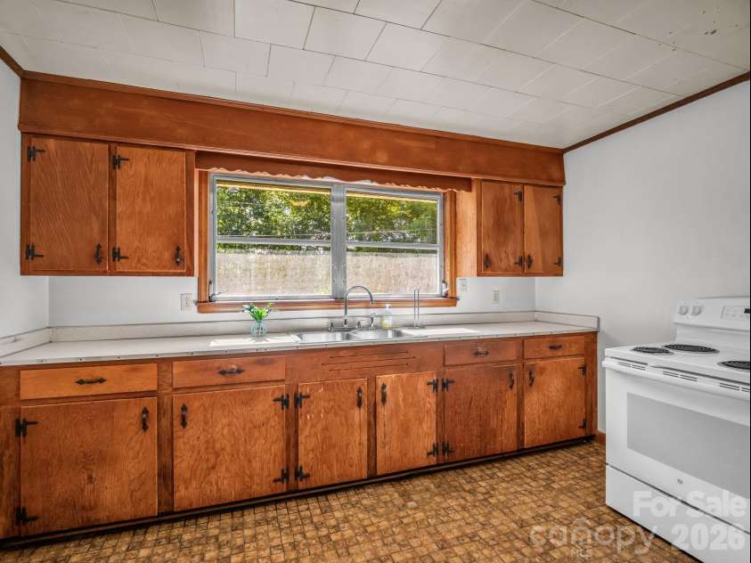 520 Pisgah Drive, Brevard, NC 28712.  MLS# CAR4410496, YatesRealty ID 42235. 