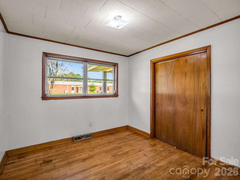 520 Pisgah Drive, Brevard, NC 28712.  MLS# CAR4410496, YatesRealty ID 42235. 