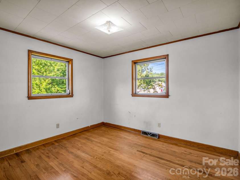 520 Pisgah Drive, Brevard, NC 28712.  MLS# CAR4410496, YatesRealty ID 42235. 