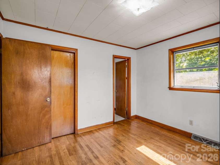 520 Pisgah Drive, Brevard, NC 28712.  MLS# CAR4410496, YatesRealty ID 42235. 