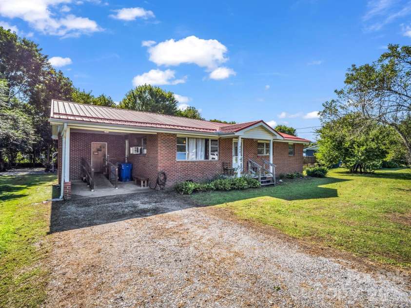 520 Pisgah Drive, Brevard, NC 28712.  MLS# CAR4410496, YatesRealty ID 42235. 