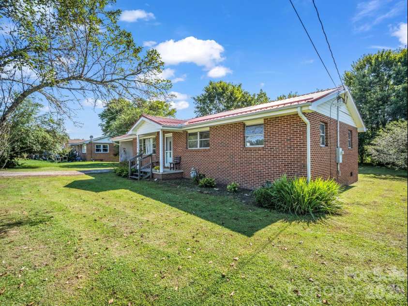 520 Pisgah Drive, Brevard, NC 28712.  MLS# CAR4410496, YatesRealty ID 42235. 