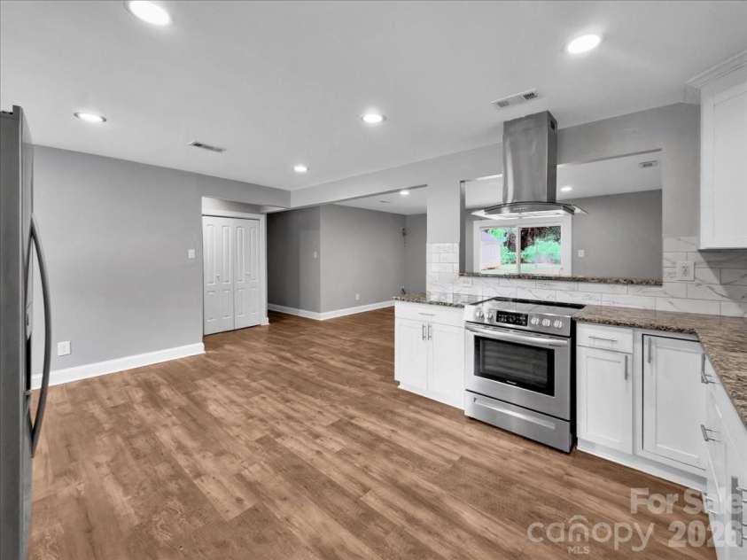 1926 Tyvola Road, Charlotte, NC 28210.  MLS# CAR4412010, YatesRealty ID 42242. 