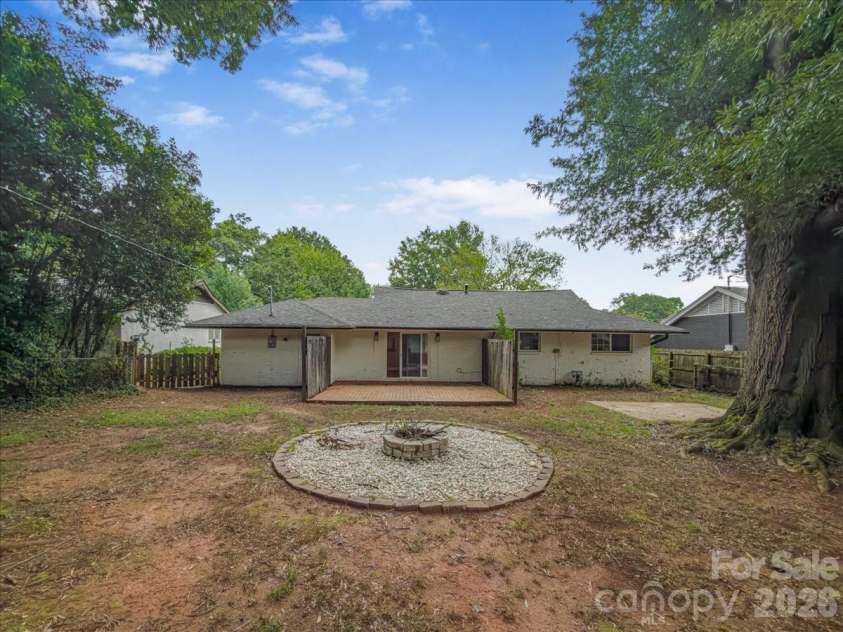 1926 Tyvola Road, Charlotte, NC 28210.  MLS# CAR4412010, YatesRealty ID 42242. 