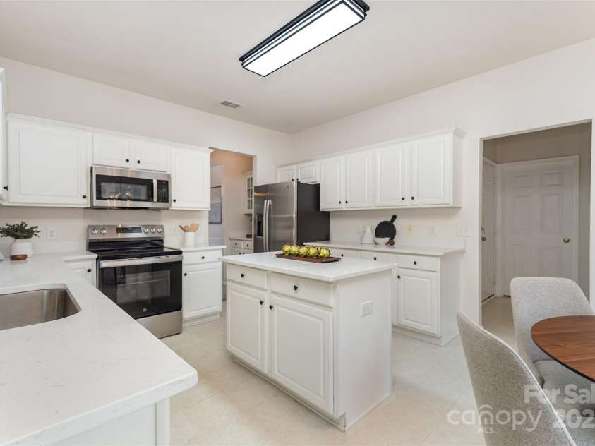 7633 Rathburn Lane, Charlotte, NC 28277.  MLS# CAR4296368, YatesRealty ID 42242. 