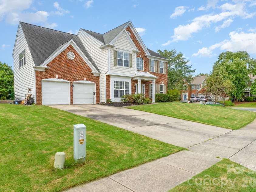 7633 Rathburn Lane, Charlotte, NC 28277.  MLS# CAR4296368, YatesRealty ID 42242. Newly renovated! LVP on main level, new carpet upstairs, new kitchen cabinets, counters, SS appliances, backsplash, and fresh paint throughout.