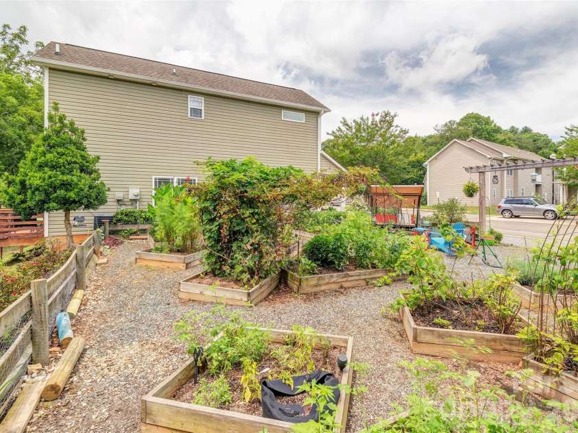 15 Mill Creek Loop, Asheville, NC 28806.  MLS# CAR4406752, YatesRealty ID 42245. Community garden.