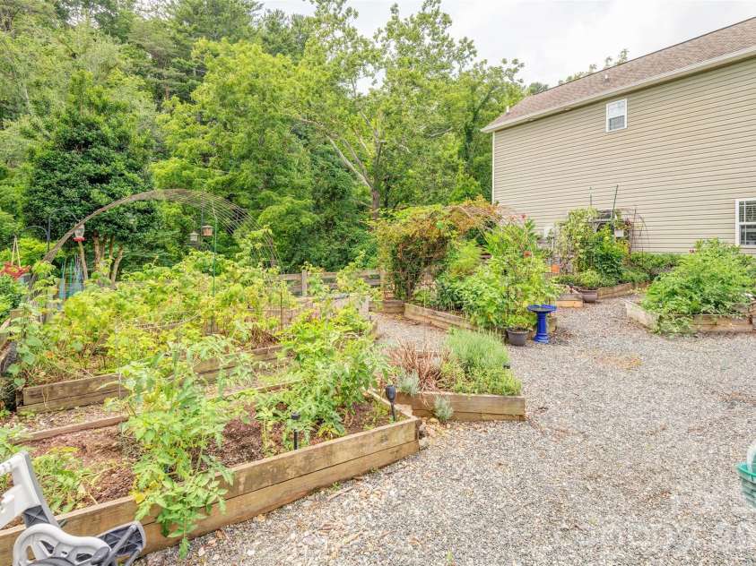 15 Mill Creek Loop, Asheville, NC 28806.  MLS# CAR4406752, YatesRealty ID 42245. Community garden.