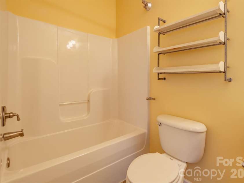 15 Mill Creek Loop, Asheville, NC 28806.  MLS# CAR4406752, YatesRealty ID 42245. Primary bathroom.