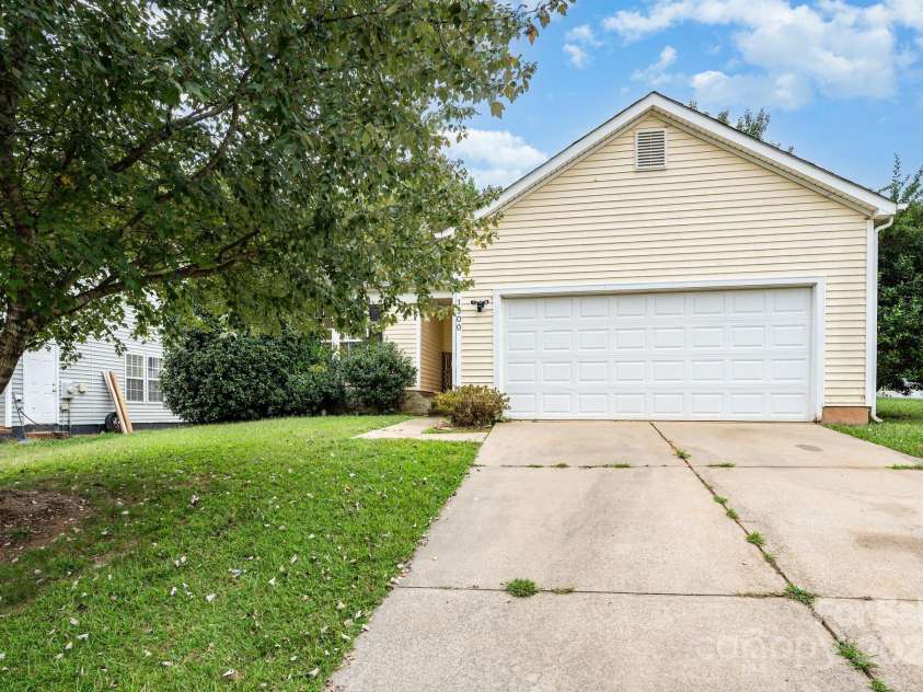 1500 Majestic Meadow Drive, Charlotte, NC 28216.  MLS# CAR4309451, YatesRealty ID 42245. 