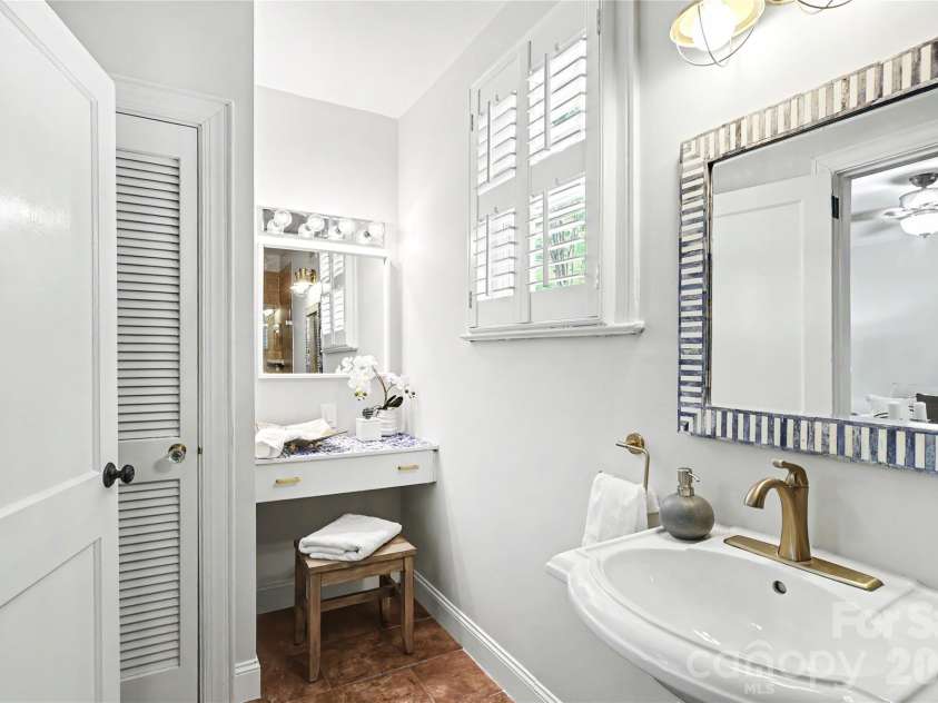 1620 Dilworth Road, Charlotte, NC 28203.  MLS# CAR4408701, YatesRealty ID 42248. 