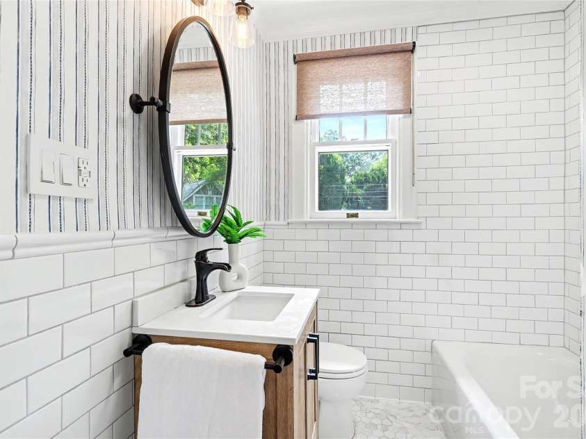 1620 Dilworth Road, Charlotte, NC 28203.  MLS# CAR4408701, YatesRealty ID 42248. 