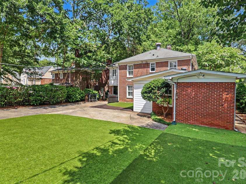 1620 Dilworth Road, Charlotte, NC 28203.  MLS# CAR4408701, YatesRealty ID 42248. 
