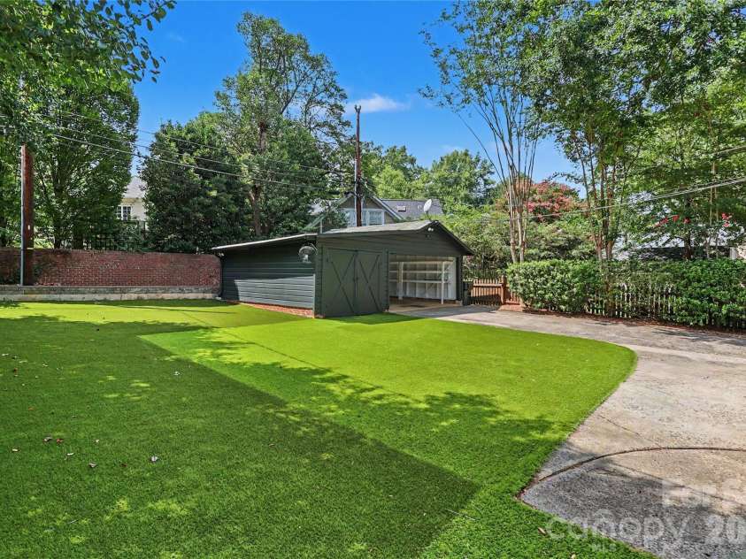 1620 Dilworth Road, Charlotte, NC 28203.  MLS# CAR4408701, YatesRealty ID 42248. 