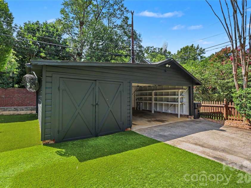 1620 Dilworth Road, Charlotte, NC 28203.  MLS# CAR4408701, YatesRealty ID 42248. 