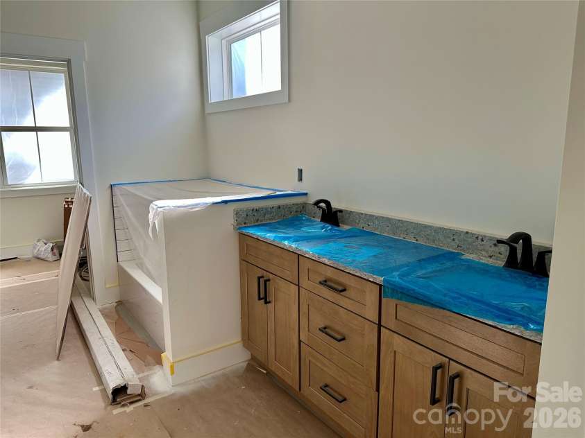 133 Appalachian Way, Asheville, NC 28806.  MLS# CAR4325107, YatesRealty ID 4225. Primary bathroom