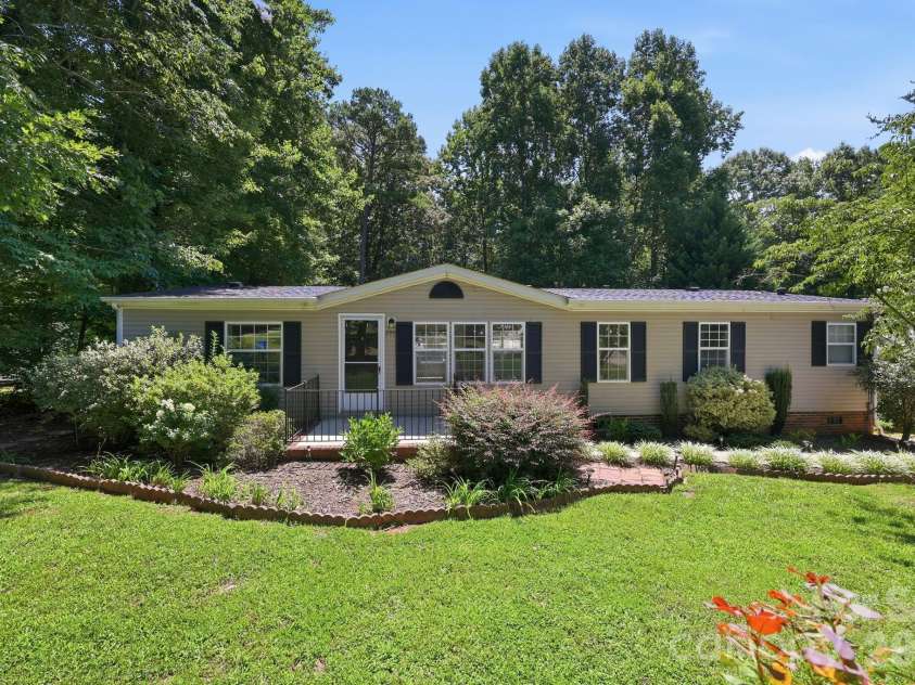 299 Sailwinds Road, Mooresville, NC 28115.  MLS# CAR4410637, YatesRealty ID 42251. 