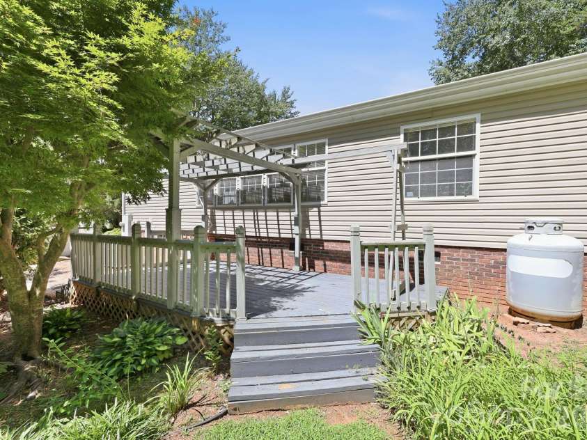 299 Sailwinds Road, Mooresville, NC 28115.  MLS# CAR4410637, YatesRealty ID 42251. 