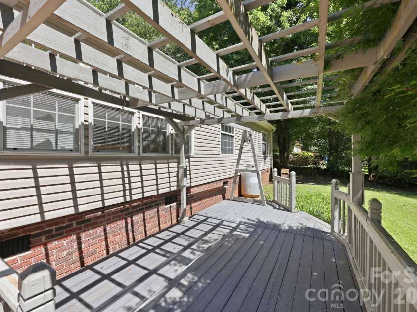 299 Sailwinds Road, Mooresville, NC 28115.  MLS# CAR4410637, YatesRealty ID 42251. 