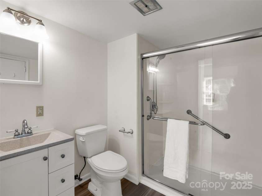 101 Bent Creek Ranch Road, Asheville, NC 28806.  MLS# CAR4318923, YatesRealty ID 4226. Main level bath off guest suite or 2nd primary suite