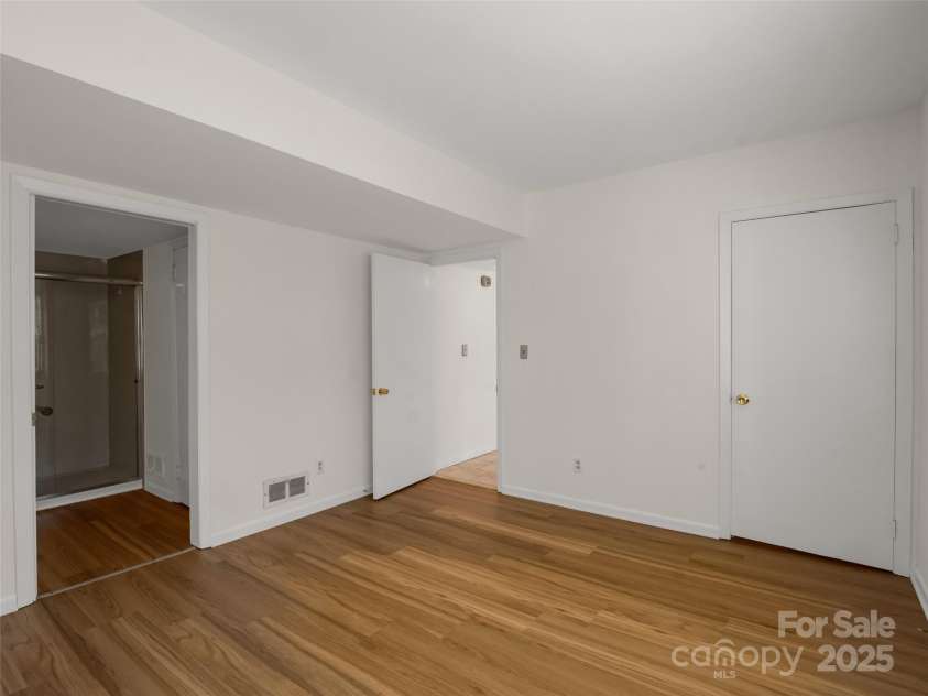 101 Bent Creek Ranch Road, Asheville, NC 28806.  MLS# CAR4318923, YatesRealty ID 4226. Main level bedroom with ensuite bath